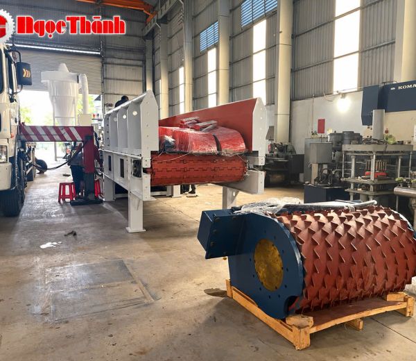 Máy băm gỗ hỗn hợp dạng băm trống 