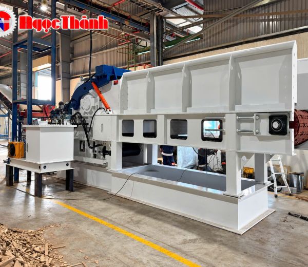 Máy băm gỗ hỗn hợp dạng băm trống 